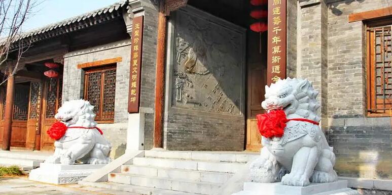 庭院门口石狮子嘴里为什么要含一根飘带? 庭院门口石狮子嘴里为什么要含一根飘带?